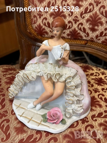 красива порцеланова статуетка 