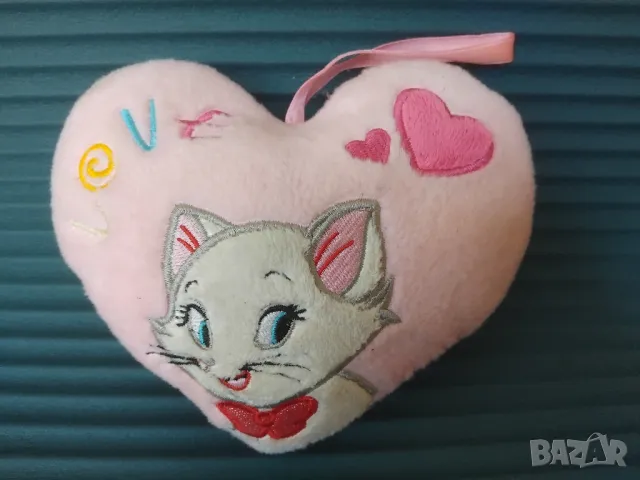 Плюшено СЪРЦЕ с надпис LOVE  и Котенце