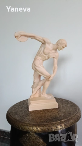 „Дискобол“ (Дискохвъргачът) — една от най-известните древногръцки скулптури, създадена от Мирон . 