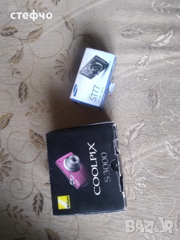 Предлагат се два фотоапарата Nikon и Samsung. 