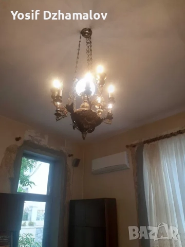 Продавам старинен полилей