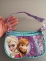Доставка до СПИДИ АВТОМАТ 2,14€-Елза и Ана/Frozen,Замръзналото-кукла,кутия,светеща пръчка,нова чанта, снимка 8
