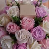 Страхотен нежен букет със 31 броя сапунени рози и малка кутийка за бижу, снимка 2 - Подаръци за жени - 45495202