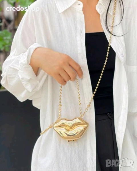 Мини златна дамска чанта за парти, елегантна дизайнерска, метална с верижка, във форма на целувка, снимка 1