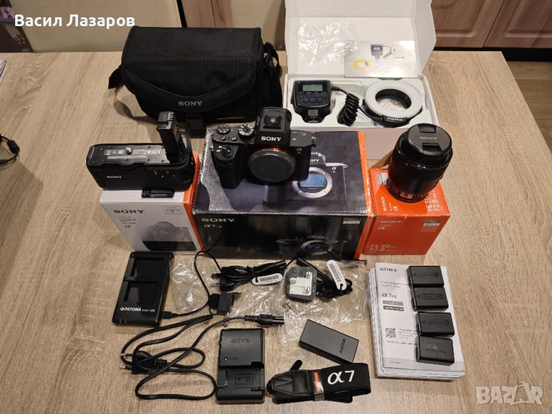 Фото апарат SONY a7r || в комплект с обектив SONY FE 2.8/50 MACRO .Вертикален грип SONY VG-C2EM , снимка 1