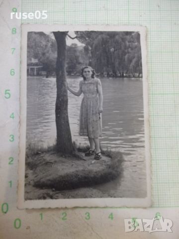 Снимка на девойка на езерото до дърво на "Текето - Русе", снимка 1 - Колекции - 46230011