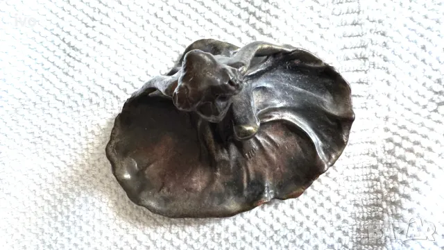 Малка антикварна метална фигура на жена, снимка 4 - Антикварни и старинни предмети - 50114208