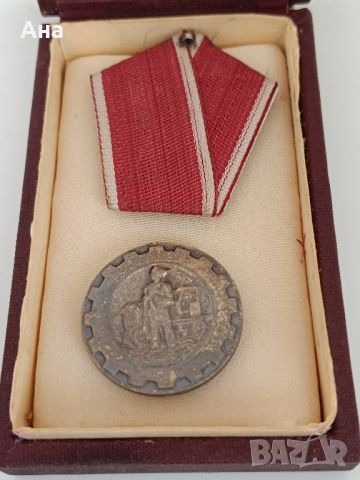 Медал за трудово отличие в кутия

, снимка 4 - Колекции - 46407567