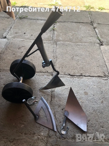 Уред на колела за лесно копаене с три приставки