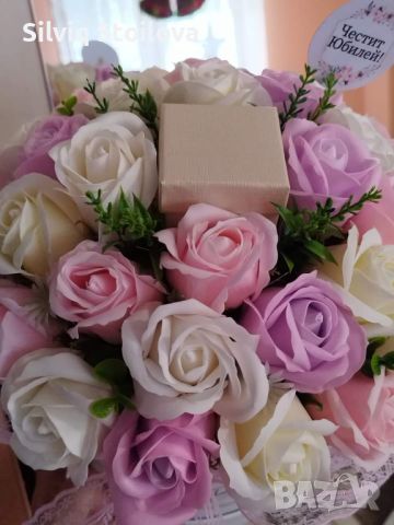 Страхотен нежен букет със 31 броя сапунени рози и малка кутийка за бижу, снимка 2 - Подаръци за жени - 45495202