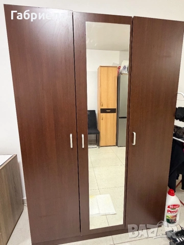 Трикрилен гардероб с огледало 