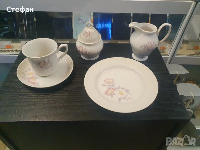 Порцеланов комплект / Сервиз за кафе с 6бр. чаши с 6бр. чинии, 6 по-големи чинии, каничка за мляко и, снимка 5 - Сервизи - 51986252