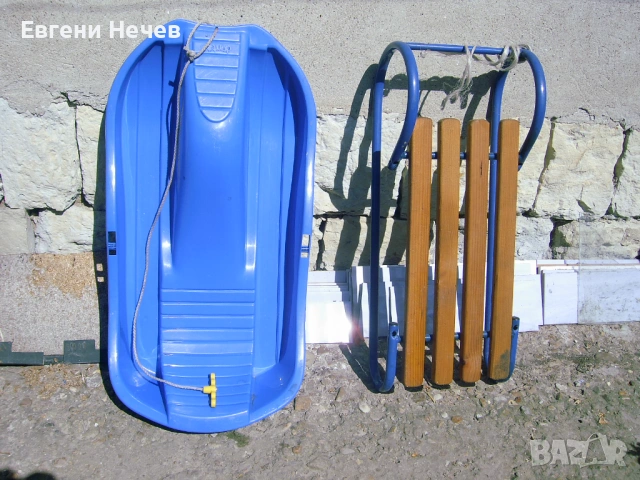 ПРОДАВАМ  ДВЕ  ШЕЙНИ- ПЛАСТМАСОВА  И  МЕТАЛНА  ЗА  13  Евро