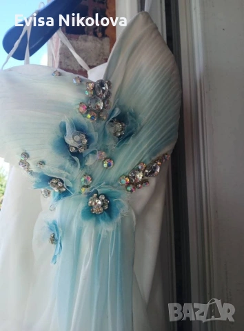 дълга рокля има малки камани 