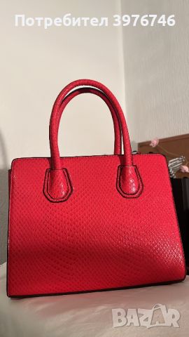 Червена дамска чанта с мотив змийска кожа 