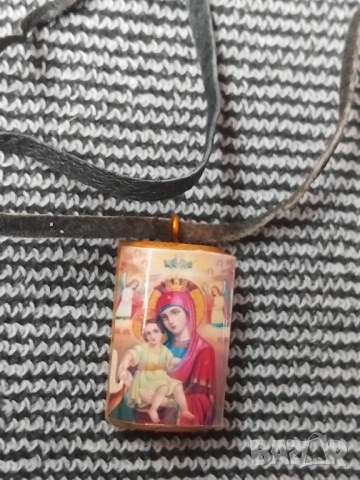 Богородица с Младенеца - дървена плочка с кожена връзка 