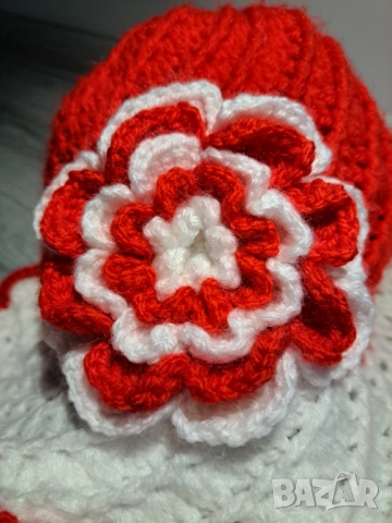 Ръчно плетена шапка двуцветна модел мартеница федора с голямо цвете, снимка 6 - Шапки - 52693293