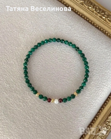 Гривна от малахит, гранат и лунен камък, снимка 2 - Гривни - 54173692