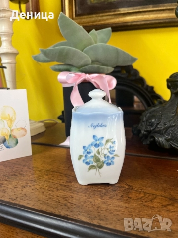 Малко теменужено бурканче  Височина-11 см има си и гумирано уплътнение 