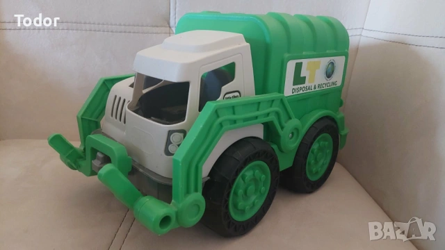 Голям зелен боклукчийски камион