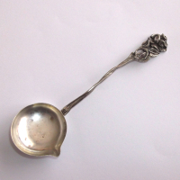 Старинна сребърна лъжица с релефна роза, снимка 1 - Прибори за хранене, готвене и сервиране - 44952190