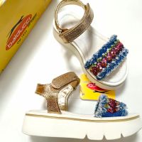 Уникални сандали в златисто на платформа , снимка 2 - Детски сандали и чехли - 45655142