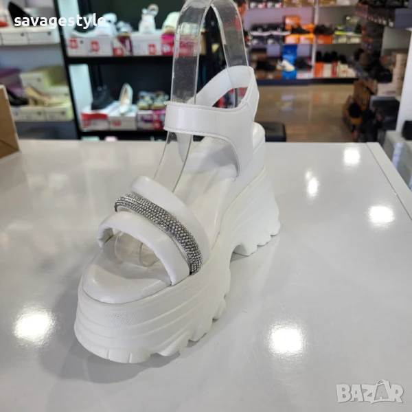 Страхотни летни сандали в бяло на платформа , снимка 1