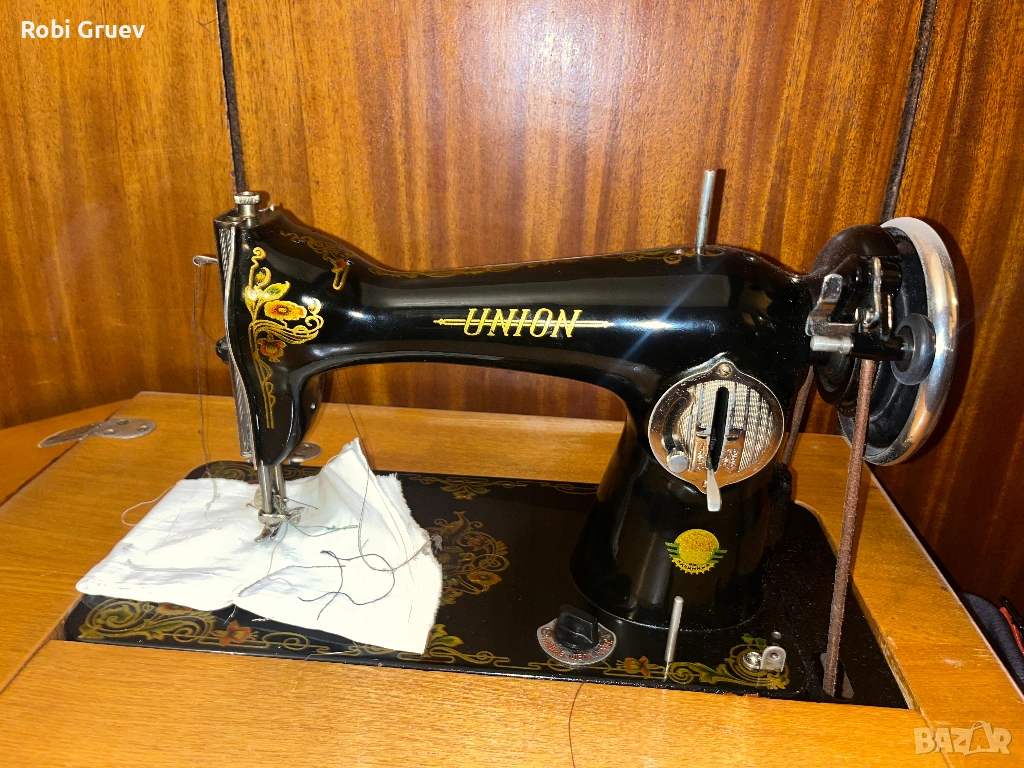 Оригинална крачна шевна машина Union в дървен шкаф, снимка 1