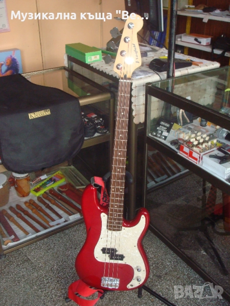Бас китара с колан и калъф, снимка 1
