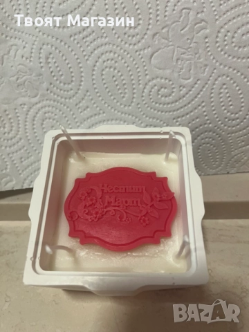 Соева свещ излята в сувенир от акрилна еко смола + табелка от соев восък с надпис Честит 8 март