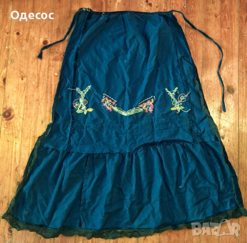 Старинна кадифена престилка от Южна Добруджа,с. Кара Дърлар, снимка 3 - Антикварни и старинни предмети - 53136062