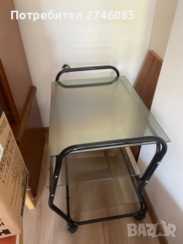 Помощна маса на колелца