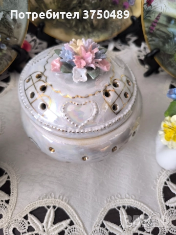 Бонбониера с релефни цветя и перлен блясък, снимка 2 - Аксесоари за кухня - 52223497