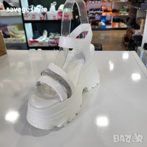 Страхотни летни сандали в бяло на платформа 
