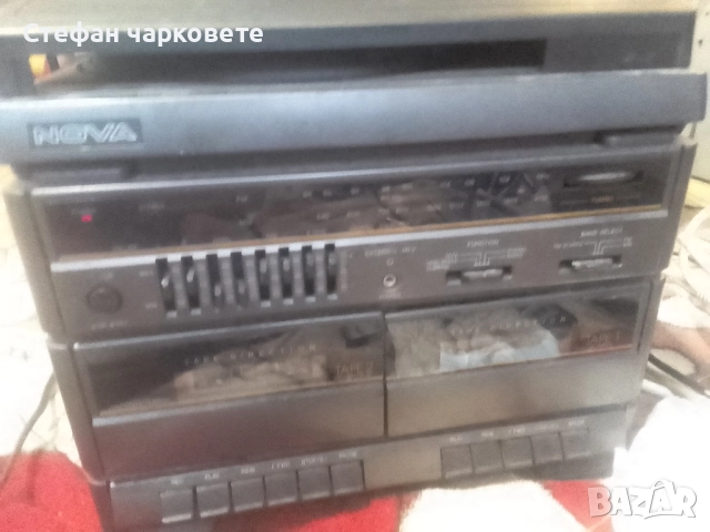 Аудио уредба със грамофон иглата и дозата са си на място 