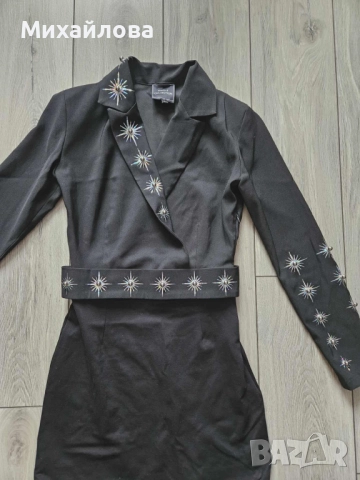 Елегантна черна рокля с декоративни елементи, снимка 2 - Рокли - 52647560