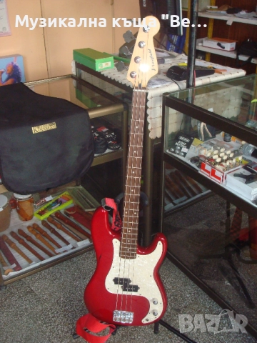 Бас китара с колан и калъф