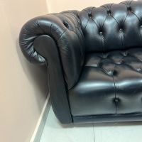 Двоен черен диван Честърфийлд, произведен в Англия, изцяло с бутони. , снимка 4 - Дивани и мека мебел - 45286674