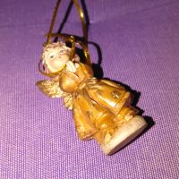 керамична малка фигурка момиче със златна носия Н-51мм на 25х20мм, снимка 1 - Декорация за дома - 45360455