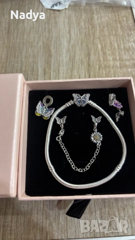 Комплекти гривна с талисмани Пандора