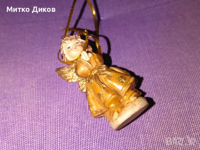 керамична малка фигурка момиче със златна носия Н-51мм на 25х20мм, снимка 1 - Декорация за дома - 45360455