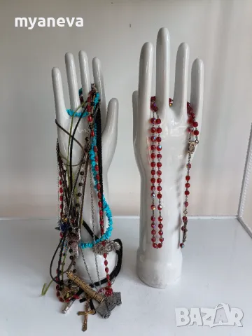 Порцеланови ръце, подходящи за позициониране на бижута или декорация. 