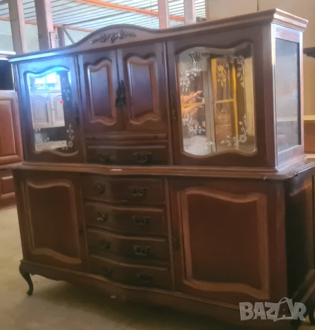 старинен шкаф бюфет с кристални стъкла и огледало внос от Европа
