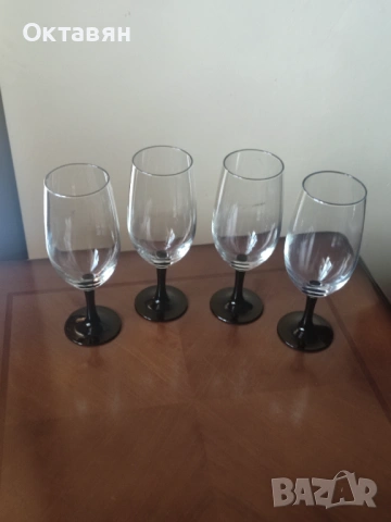 Стъклени чаши за вино