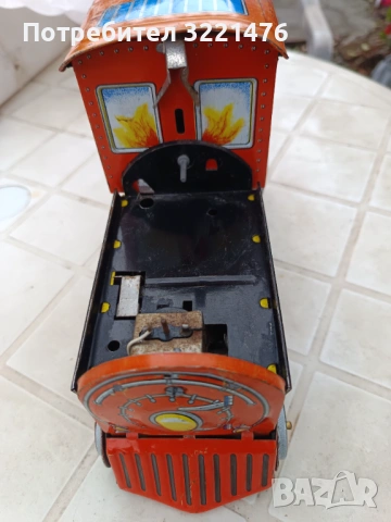 Стар ретро метален локомотив 