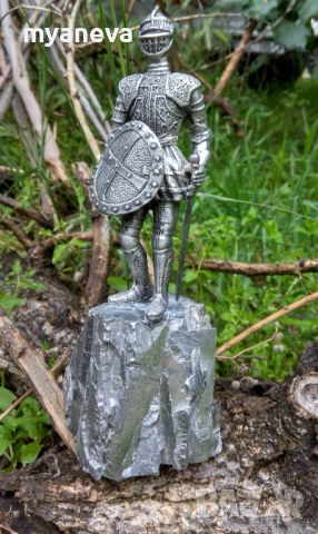 Скулптура на рицар  , метална с богата орнаментика , снимка 13 - Статуетки - 45879068