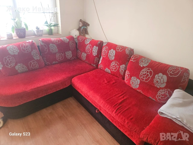 Продавам холов ъглов диван в добро състояние.