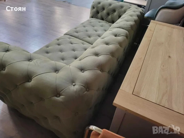 Зелен комплект дивани от плат набук две тройки тип Честърфийлд, снимка 6 - Дивани и мека мебел - 51956009