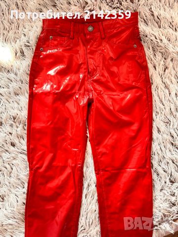 Червен латексов панталон, снимка 2 - Панталони - 46303356