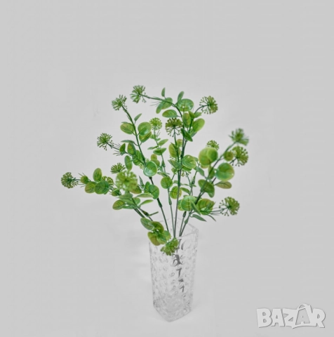 Аранжировка от изкуствени растения с бели цветчета – елегантно допълнение за всяко пространство
